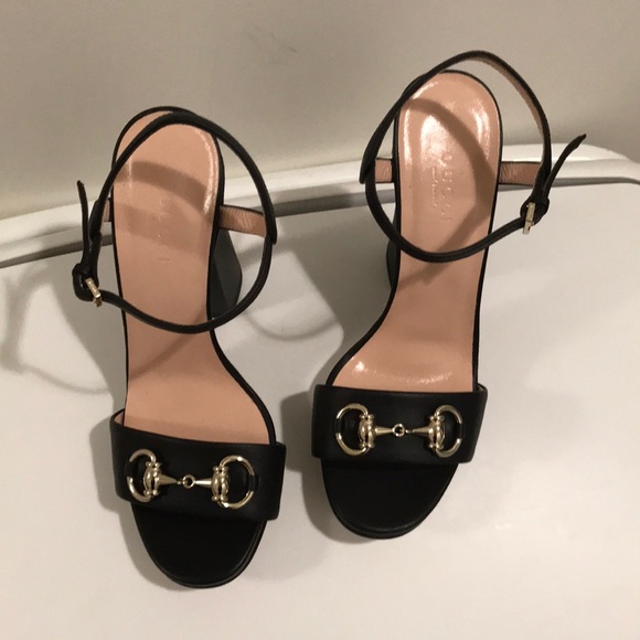 Gucci heels small scuff on the tip of the right foot shoe - Picture 3 of 10